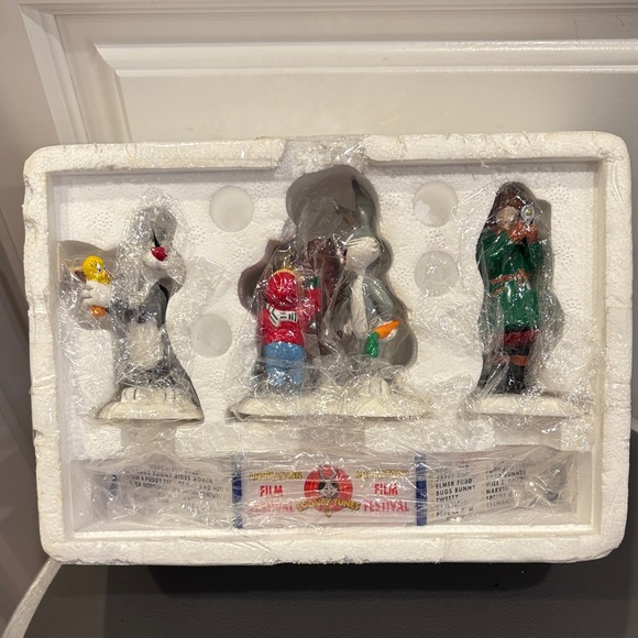 Dept 56 The Looney Tunes Animation Film Festival The Original Snow Village 54983 - Picture 2 of 14